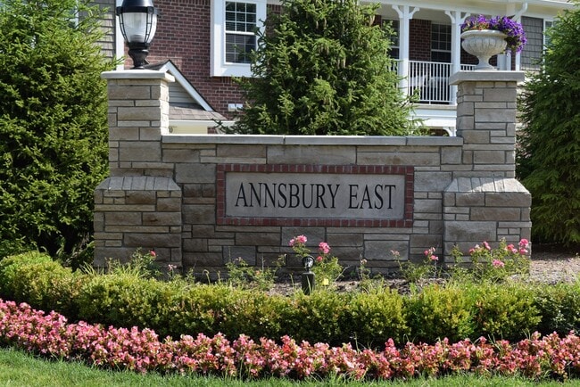 Building Photo - Shelby Township, 1st Floor Access!  2 Bedrooms, 2-Baths, att. Garage