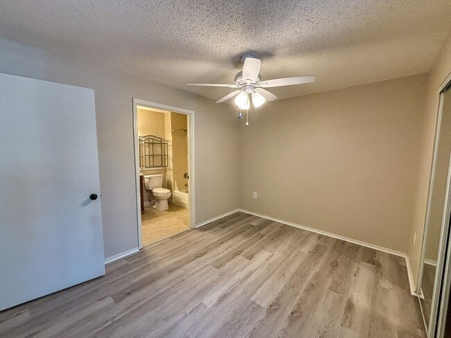 Building Photo - Windsor Park #523 - Pet Friendly!