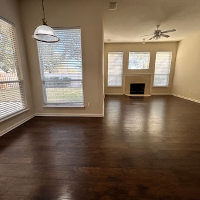 Building Photo - Spacious 3-Bed, 2-Bath Home. Patio. Amenities. Located just minutes from St Johns Town Center and...