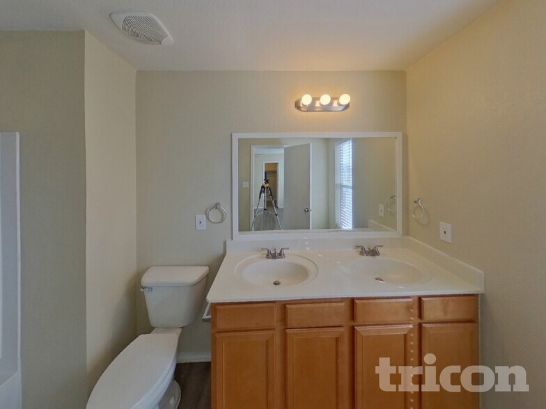 Building Photo - 1712 Vineridge Ln