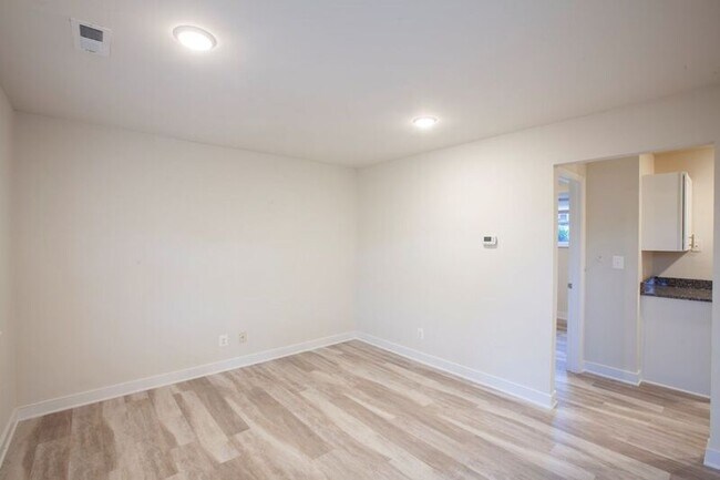 Building Photo - 1000 Monticello Rd