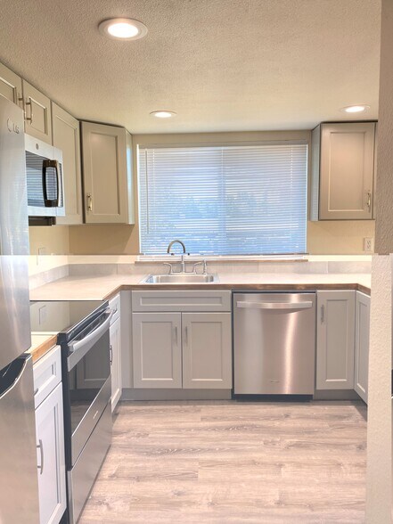 Stainless steel appliances - 5517 108th Avenue Ct E