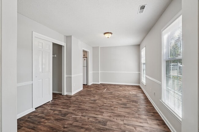 Building Photo - 3915 Valley Ct