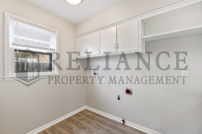 Building Photo - 3240 S Custer Ave