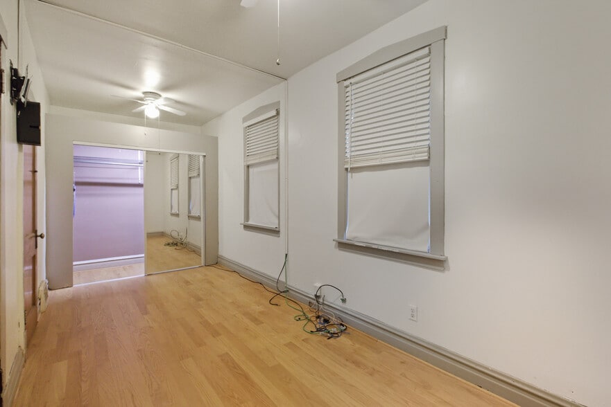 Building Photo - 5434 W Wrightwood Ave