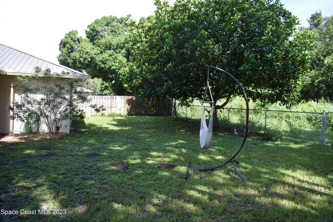 Building Photo - 890 Spirea Dr