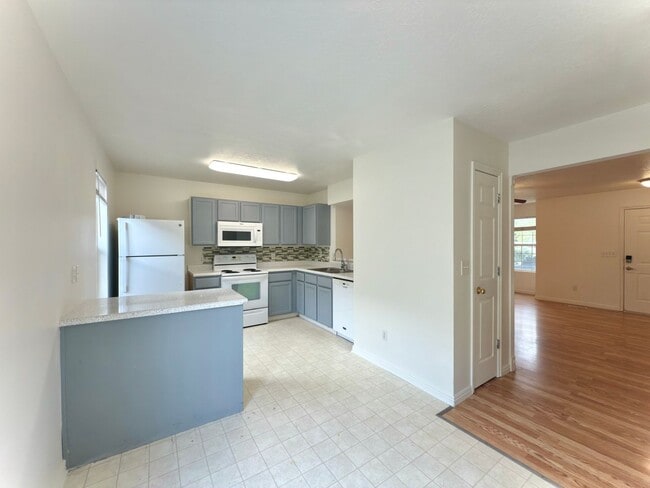 Building Photo - 4 Bedroom Clearfield Town Home Available i...