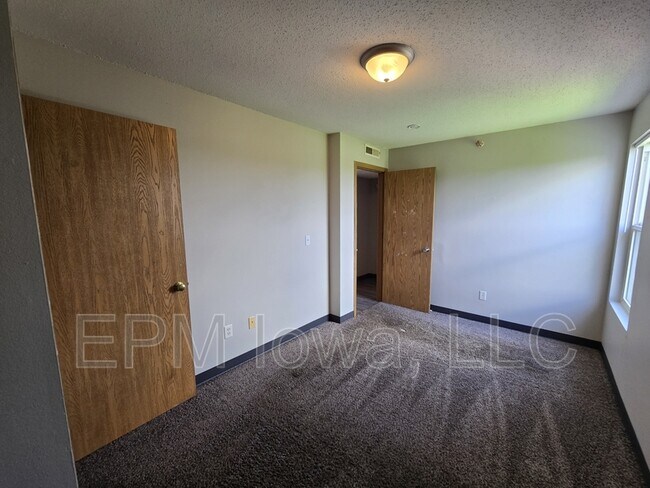 Building Photo - 60 Miller Ave SW