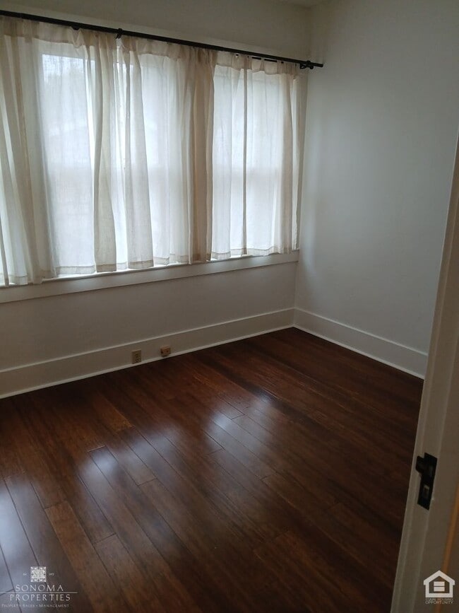 Building Photo - 1 Bedroom, 1 Bathroom Charming Craftsman i...