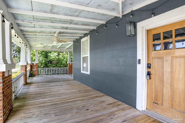 Building Photo - 916 E Gonzalez St
