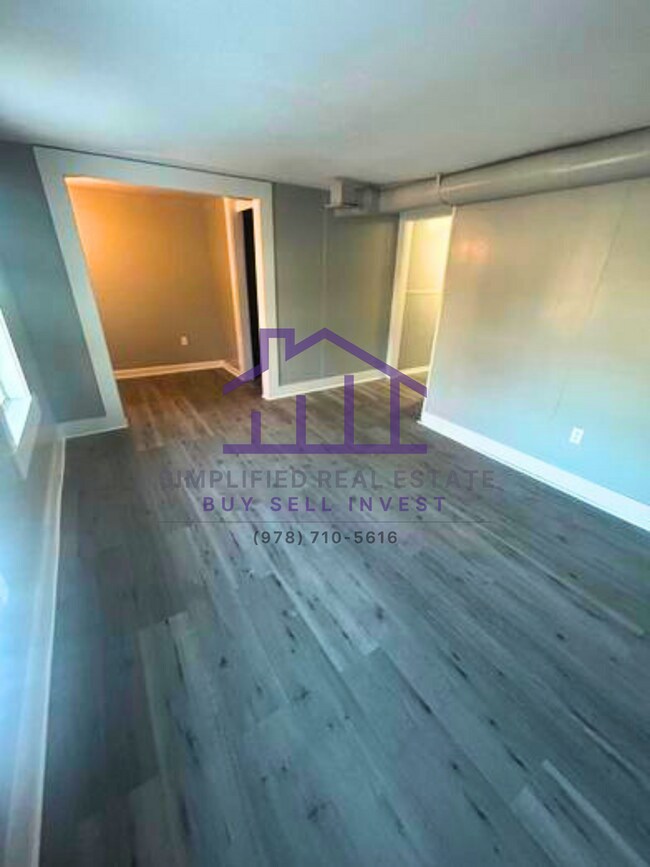 Building Photo - 418 River St