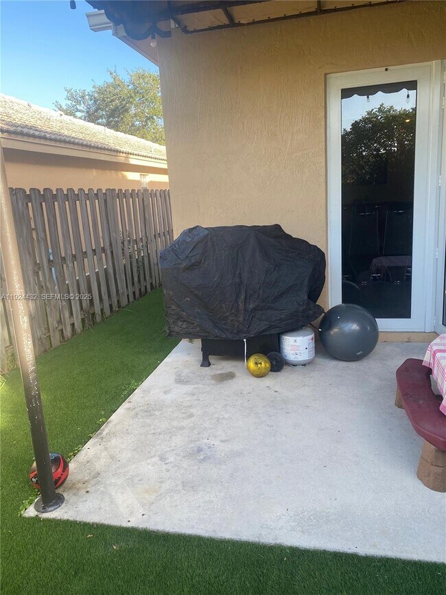 Building Photo - 14046 S Cypress Cove Cir