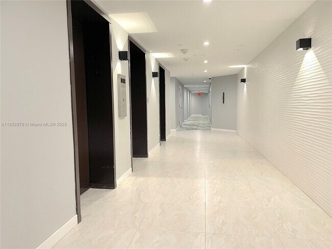 Building Photo - 2555 Collins Ave