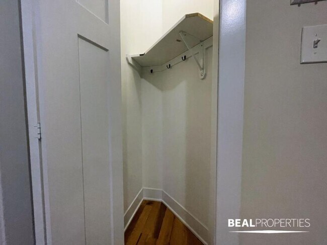 Building Photo - 1 bedroom in EVANSTON IL 60202