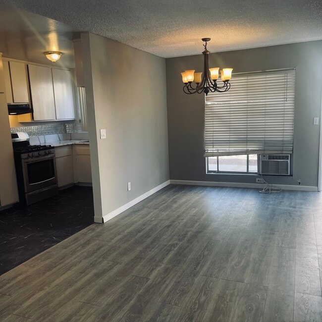 Building Photo - 5615 Satsuma Ave