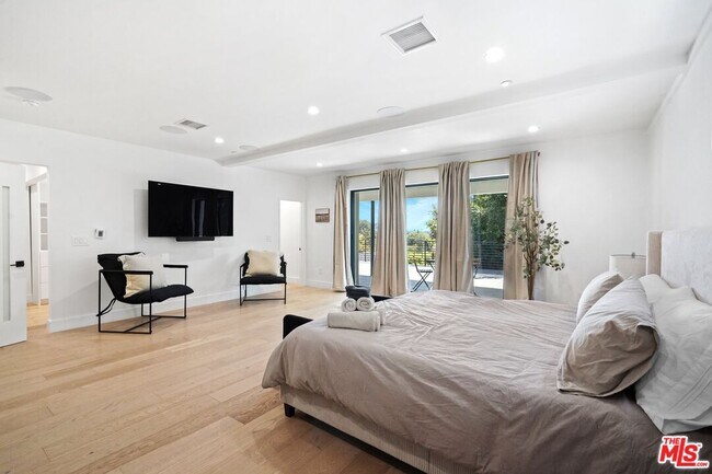 Building Photo - 1812 Navy St