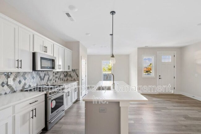 Building Photo - 656 Herlong Ave