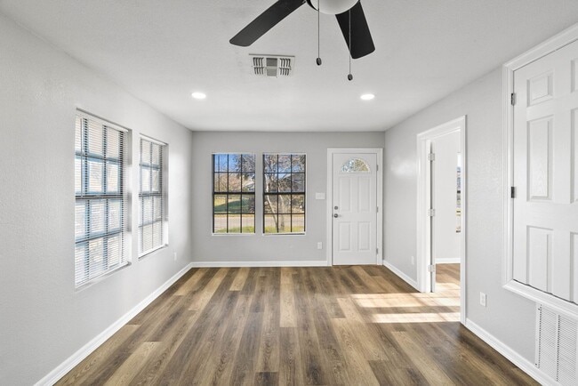 Building Photo - SPACIOUS TWO BEDROOM TWO BATH HOUSE!