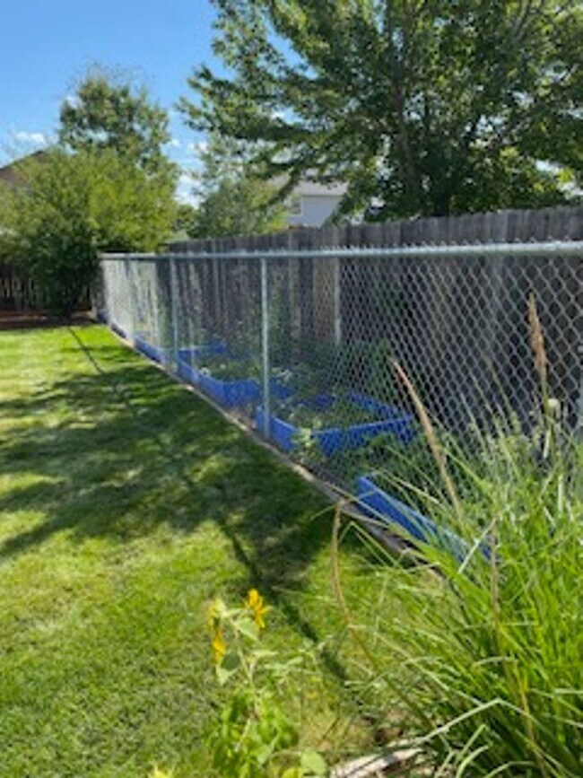Building Photo - NW Redmond on a huge lot!