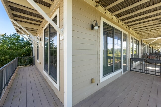 Building Photo - 380 Island Dr