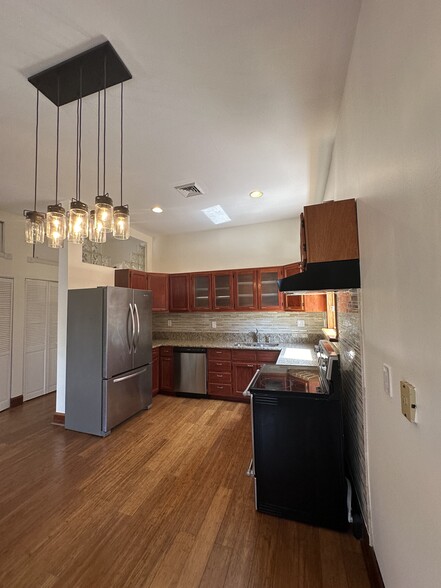 Kitchen: granite countertops, stone backsplash, stainless steel appliances - 2329 W Grace St