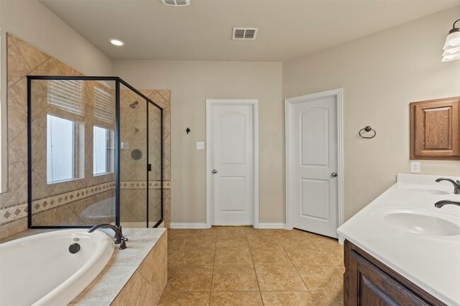 Building Photo - 2606 Kennedy Dr