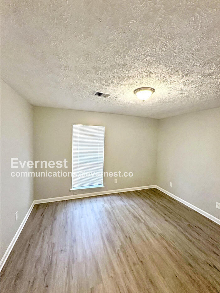 Building Photo - 8572 Glenwoods Dr