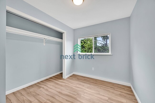Building Photo - 4 BED & 2 BATH DUPLEX FOR RENT