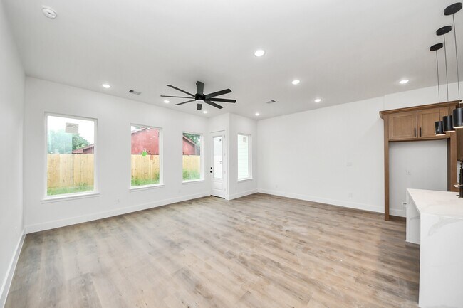 Building Photo - 8206 Colonial Ln