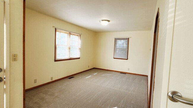 Building Photo - 214 E Denver St