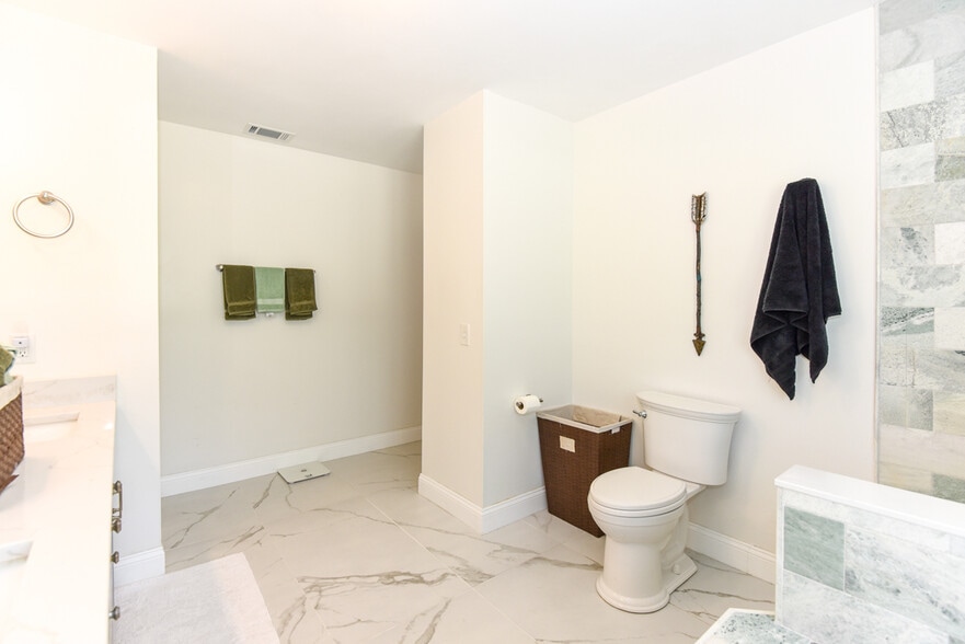 Building Photo - 213 Riverbend Rd