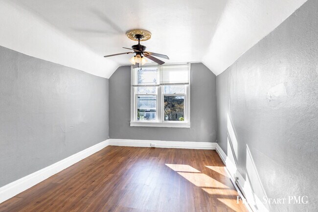 Building Photo - Spacious Upstairs Unit with 3 Flexible Rooms & Full Kitchen