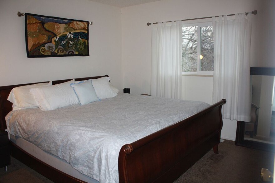 Building Photo - 523 W Hackberry St