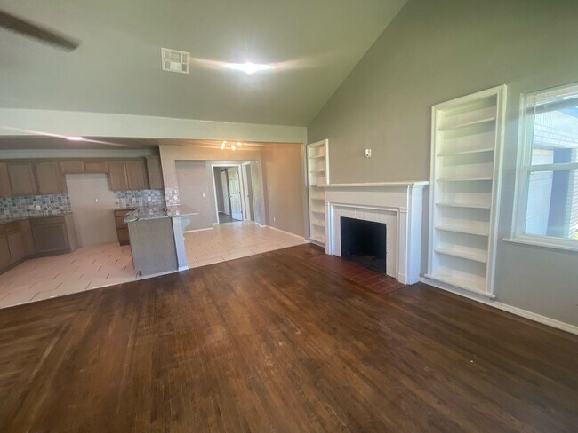 Building Photo - Gorgeous 3 Bed, 2 Bath Home with Modern Up...