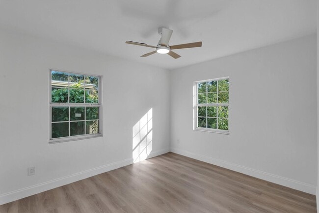 Building Photo - 833 Pinedale Ave