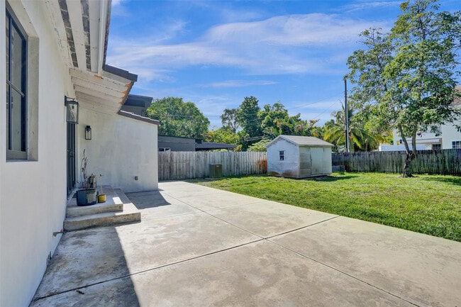 Building Photo - 807 SW 18th St
