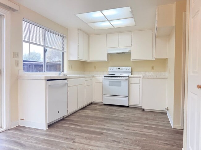 Building Photo - 2 bedroom 1.5 bath 2 story townhome