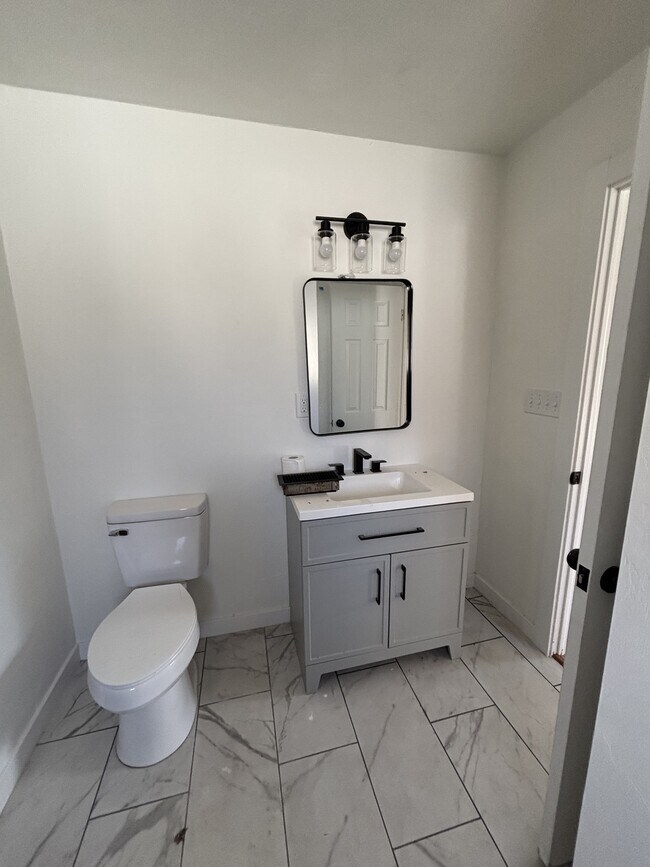 Building Photo - 915 S 6th St