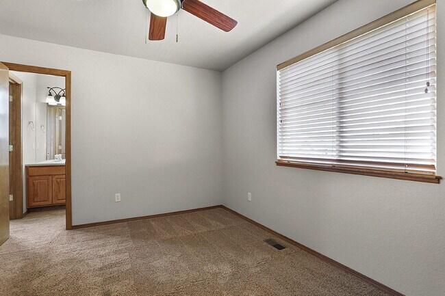 Building Photo - Move-In Ready 3-Bedroom Two-Story in Power...