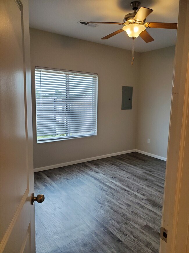 Building Photo - 420 S Longbranch Dr