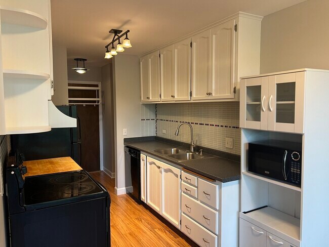 Building Photo - 5500 Hillcrest Ln