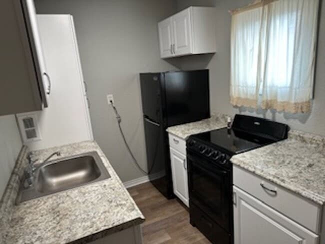 Building Photo - Cozy Studio in Desirable Neighborhood