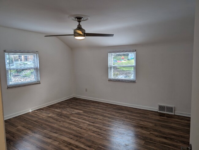 Building Photo - 125 E Willock Rd