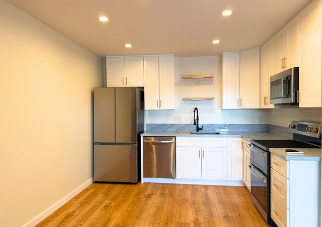 Building Photo - 3030 Suncrest Dr