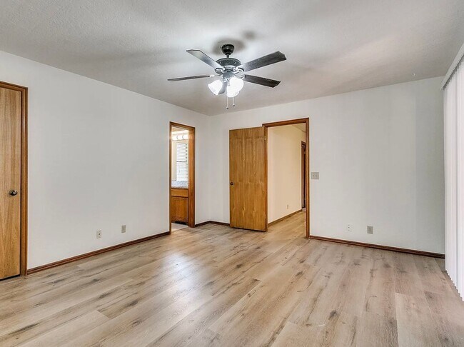 Building Photo - Beautiful 3bed/2bath Townhome Available in Westside Norman!!
