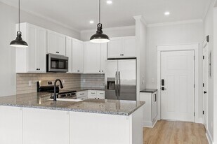 Building Photo - 843 Main St