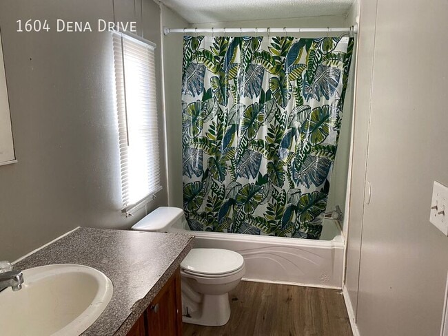 Building Photo - 1604 Dena Dr