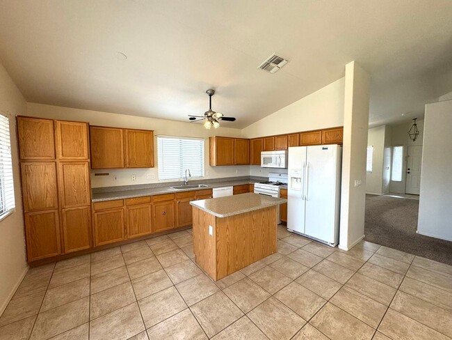 Building Photo - 3 bedroom plus den, 2 bath, on the golf co...