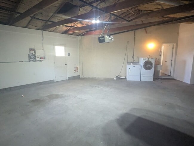 Building Photo - 3 Bed - 2 Bath House with Solar & Mountain...