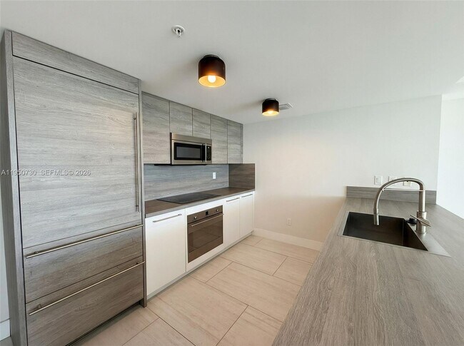 Building Photo - 400 Sunny Isles Blvd